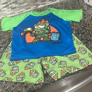 Fortnite pajamas size 12. No tears or stains. Elastic waist.